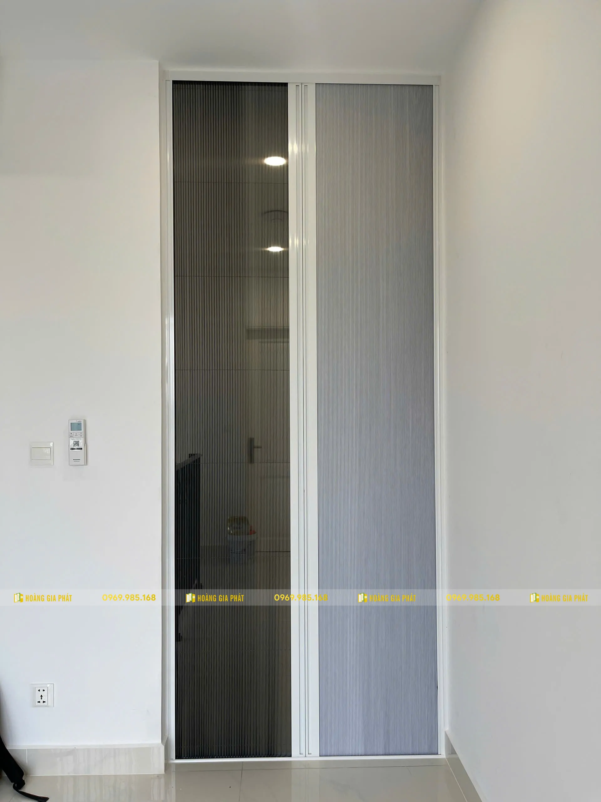 Cửa xếp lá nhôm đặc – Dự án lắp đặt thực tế cho không gian hẹp, riêng tư & an toàn 3 Cửa lưới chống muỗi kết hợp rèm tổ ong (2in1)