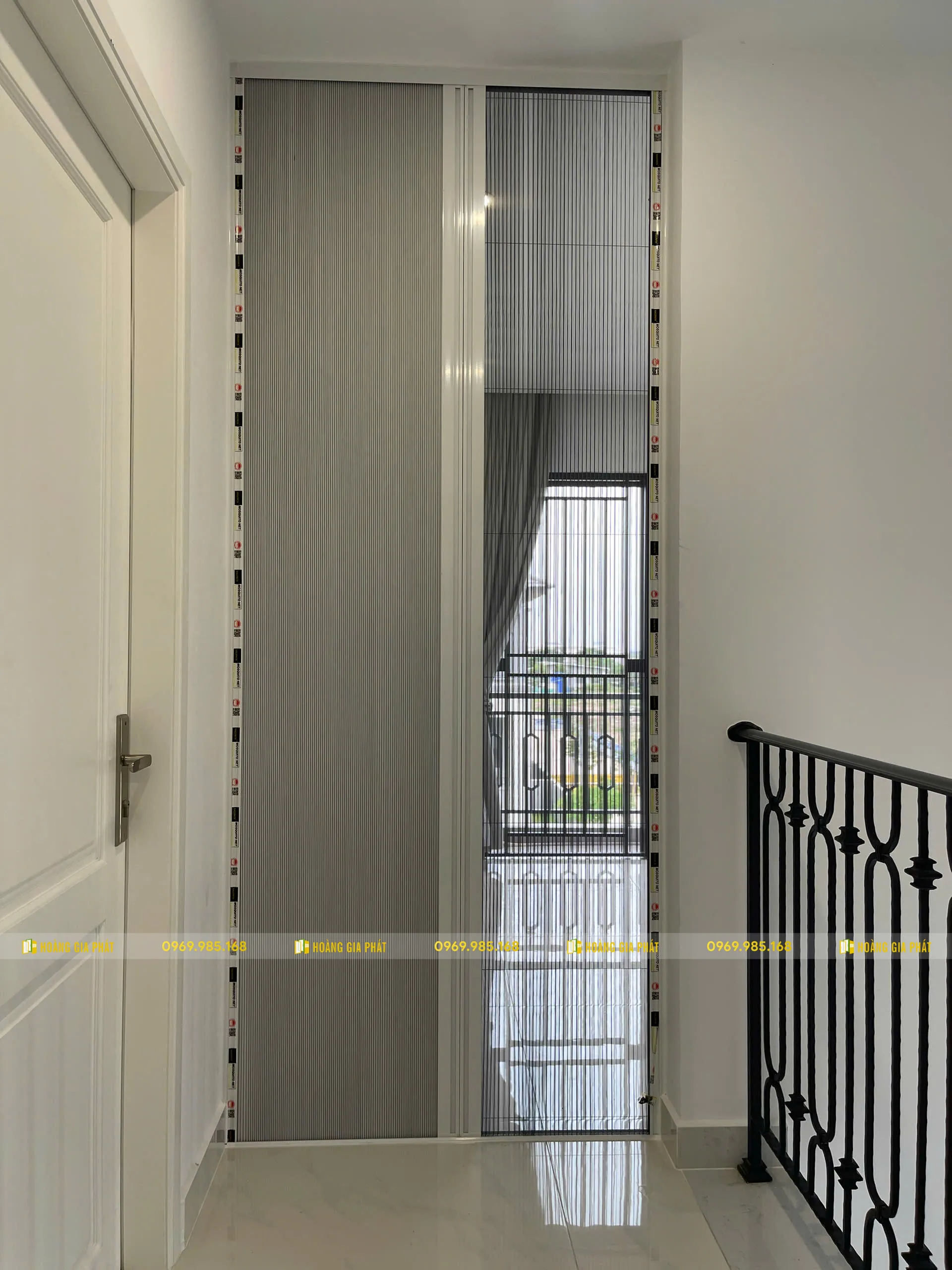 Cửa xếp lá nhôm đặc – Dự án lắp đặt thực tế cho không gian hẹp, riêng tư & an toàn 2 Cửa lưới chống muỗi kết hợp rèm tổ ong (2in1)