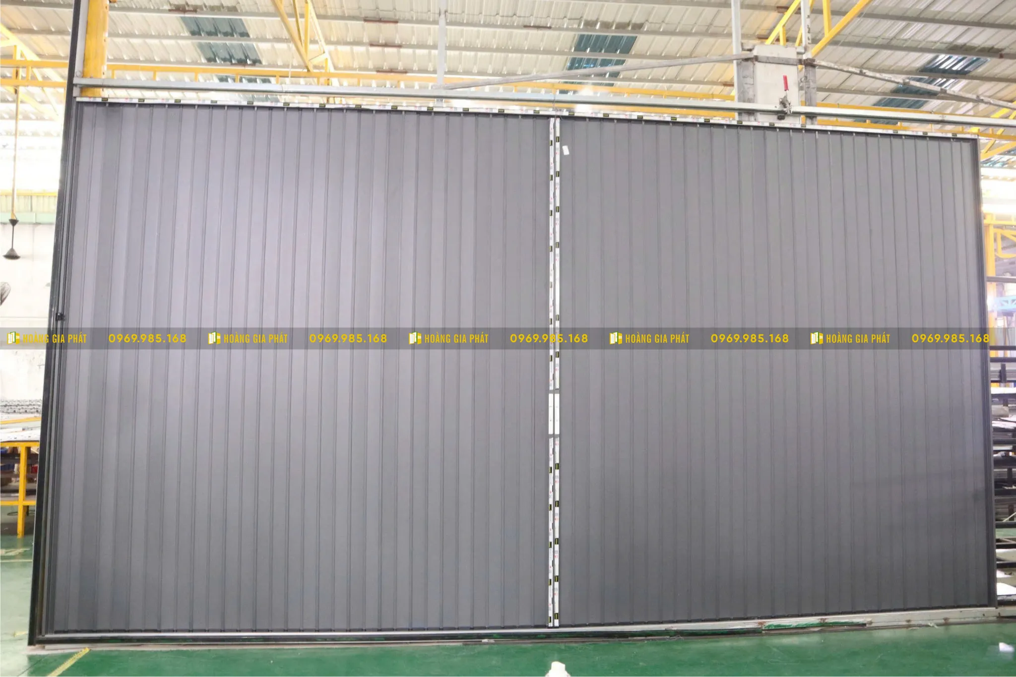 Rèm tổ ong lùa trên kính - Giải pháp che nắng – cách nhiệt – tăng riêng 1 Cửa xếp lá nhôm đặc – Dự án lắp đặt thực tế cho không gian hẹp, riêng tư & an toàn