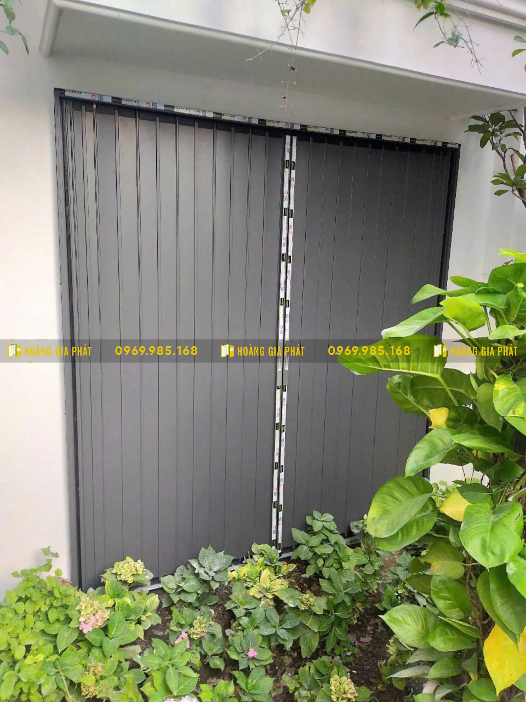 Rèm tổ ong lùa trên kính - Giải pháp che nắng – cách nhiệt – tăng riêng 2 Cửa xếp lá nhôm đặc – Dự án lắp đặt thực tế cho không gian hẹp, riêng tư & an toàn