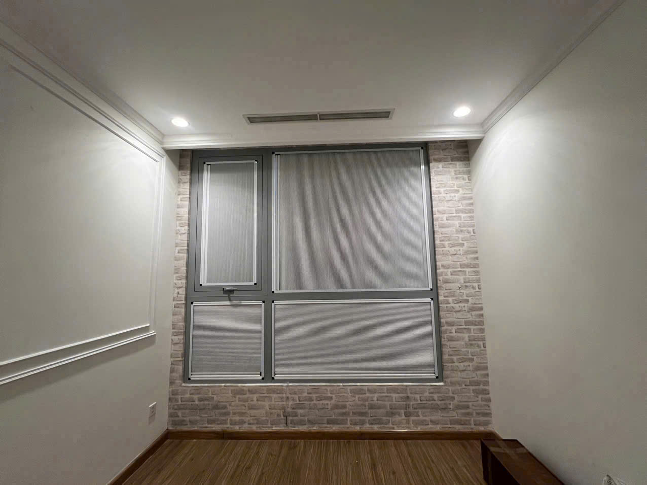 Rèm tổ ong tại cửa kính rộng trong phòng làm việc Rèm tổ ong tại cửa kính rộng trong phòng làm việc