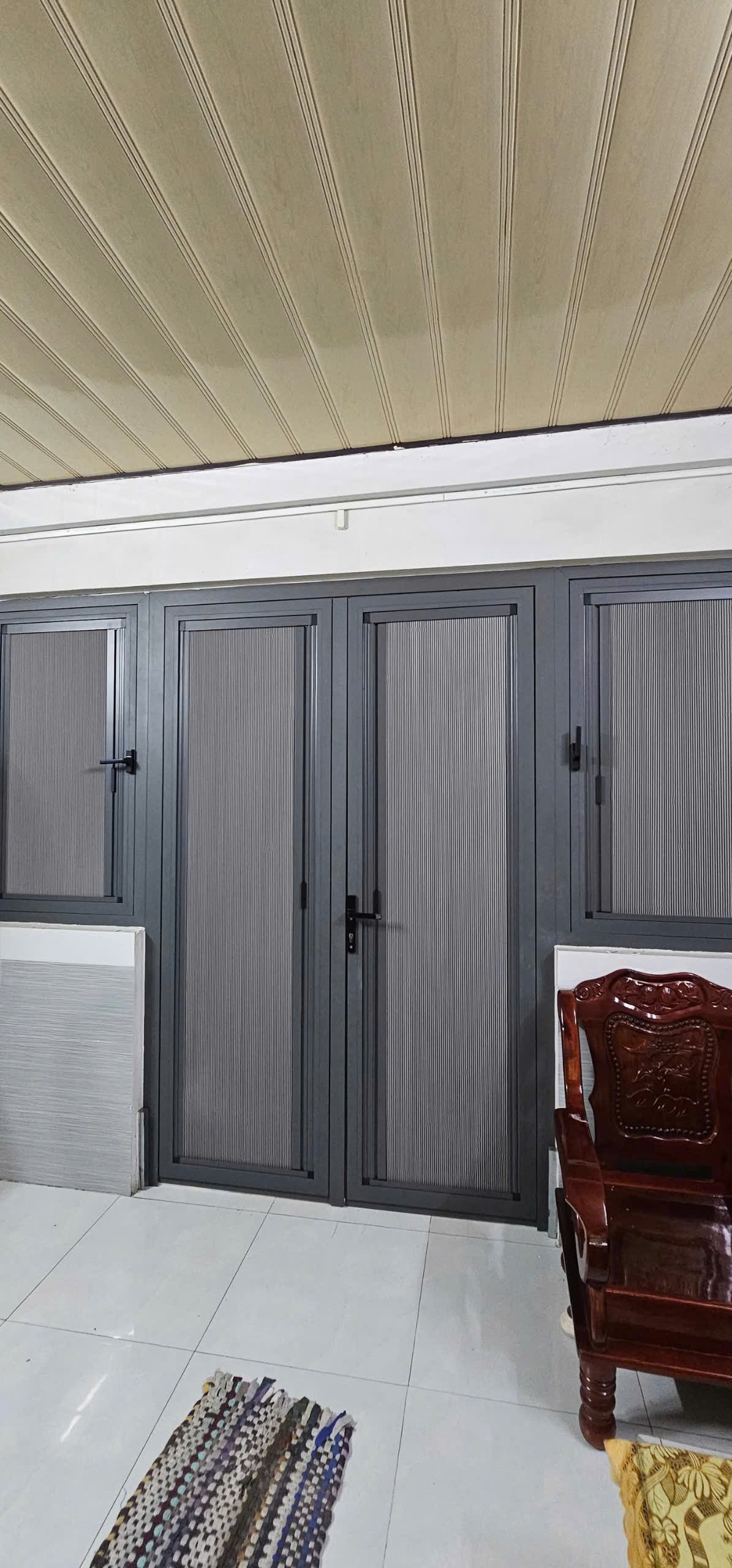 Rèm tổ ong lùa trên kính - Giải pháp che nắng – cách nhiệt – tăng riêng 2 rem to ong lua tren kinh Rèm tổ ong lùa trên kính - Giải pháp che nắng – cách nhiệt – tăng riêng Cửa Lưới Hoàng Gia Phát